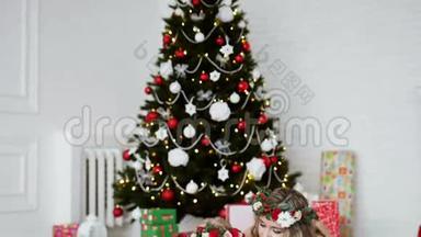 一家人围着圣诞树。 新年`假期